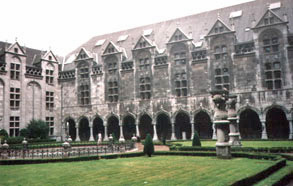 Palais - Seconde cour intérieure.