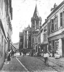 Choeur occidental de la collégiale Sainte-Croix et la rue Saint-Hubert au début du XXe siècle.