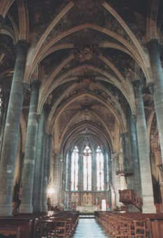 La nef et le chœur oriental.